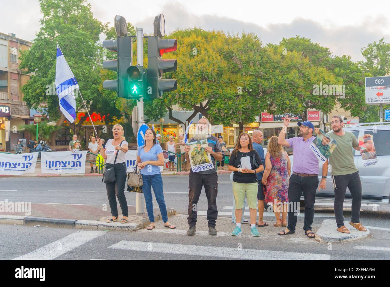 Haifa, Israel - 27. Juni 2024: Unterstützer der rechten Regierung demonstrieren und fordern Sieg und Tod für Terroristen. Haifa, Israel Stockfoto