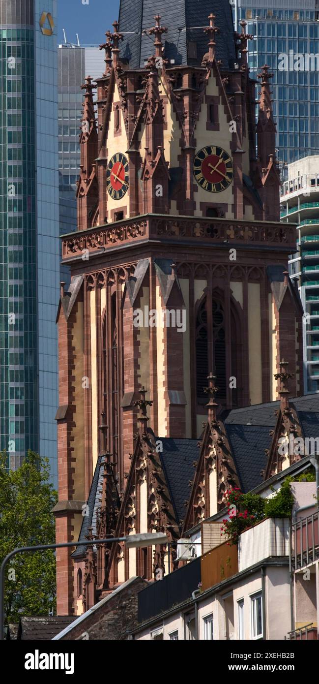 Turm der Epiphanienkirche vor Hochhäusern, Frankfurt am Main, Deutschland Stockfoto