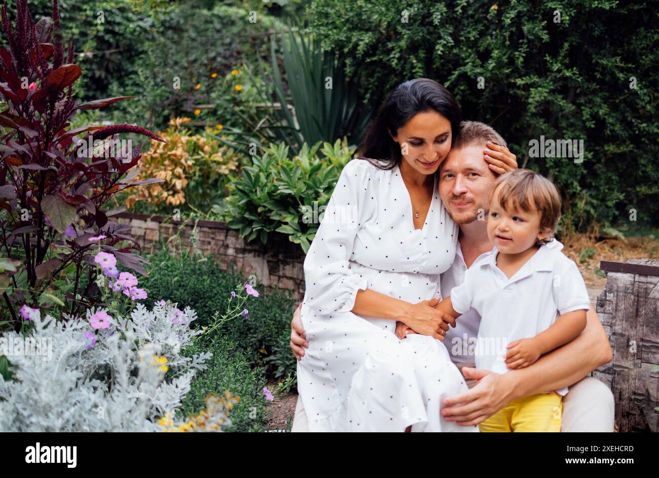Junge Paare und ihr Sohn draußen an sonnigen Sommertagen. Stockfoto