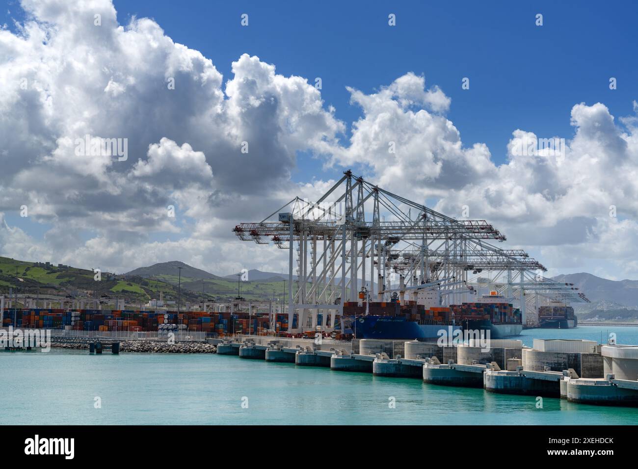 Containerschiffe werden im Hafen Tanger Med in Marokko entladen und verladen Stockfoto