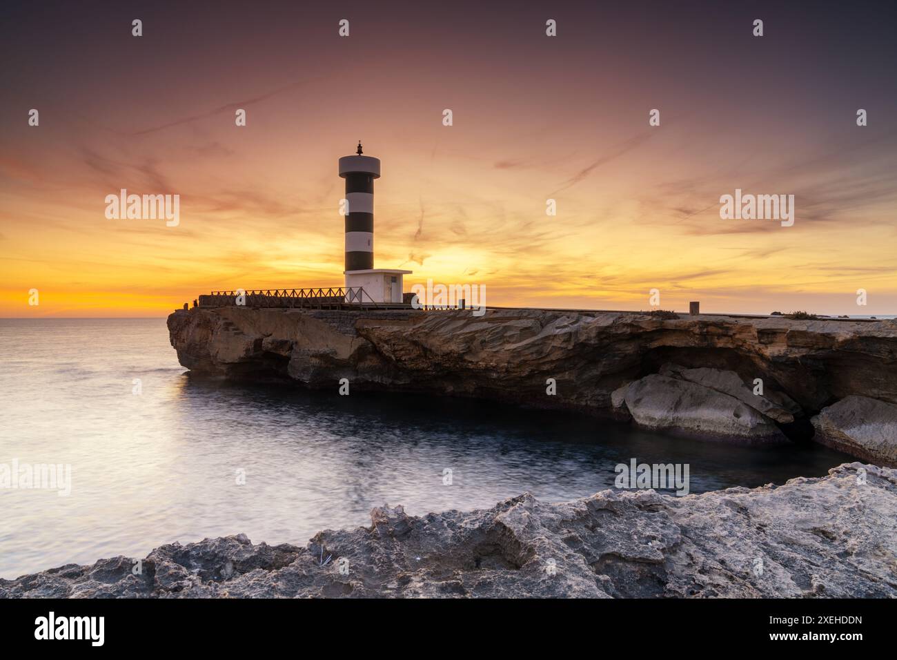 Blick auf den Leuchtturm in Colonia Sant Jordi auf Mallorca bei Sonnenuntergang Stockfoto