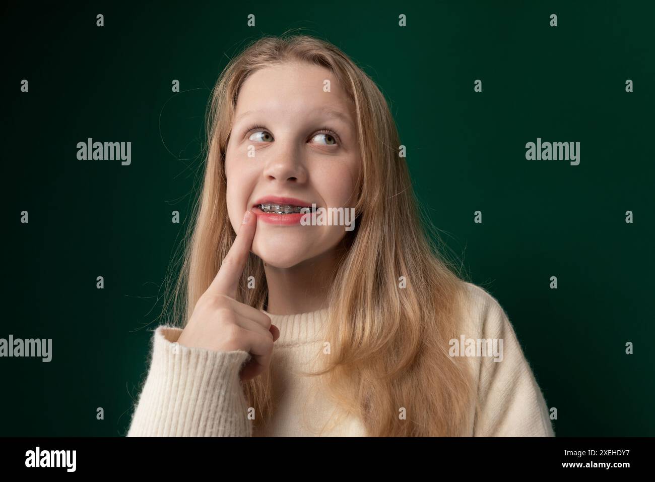 Frau putzen Zähne Stockfoto