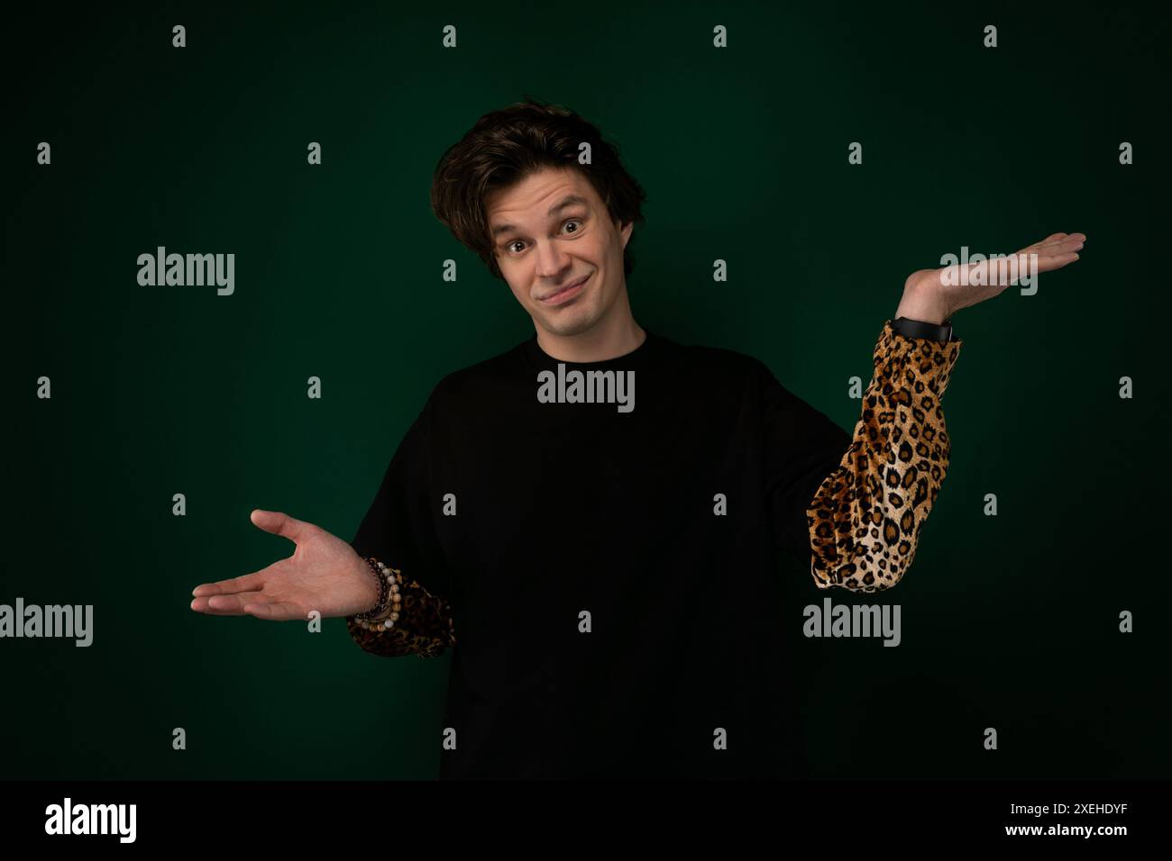 Mann in schwarzem Hemd, der die Hände hält Stockfoto
