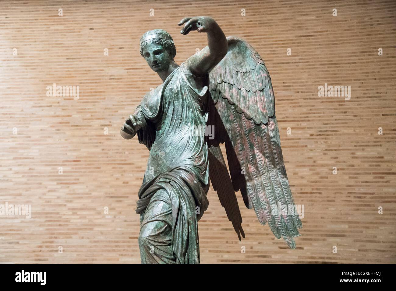 Antike römische Bronzestatue Vittoria alata di Brescia (geflügelter Sieg von Brescia) aus dem III. V. Chr. oder 1. Jahrhundert im Tempio Capitolino di Brescia (Tempel) Stockfoto