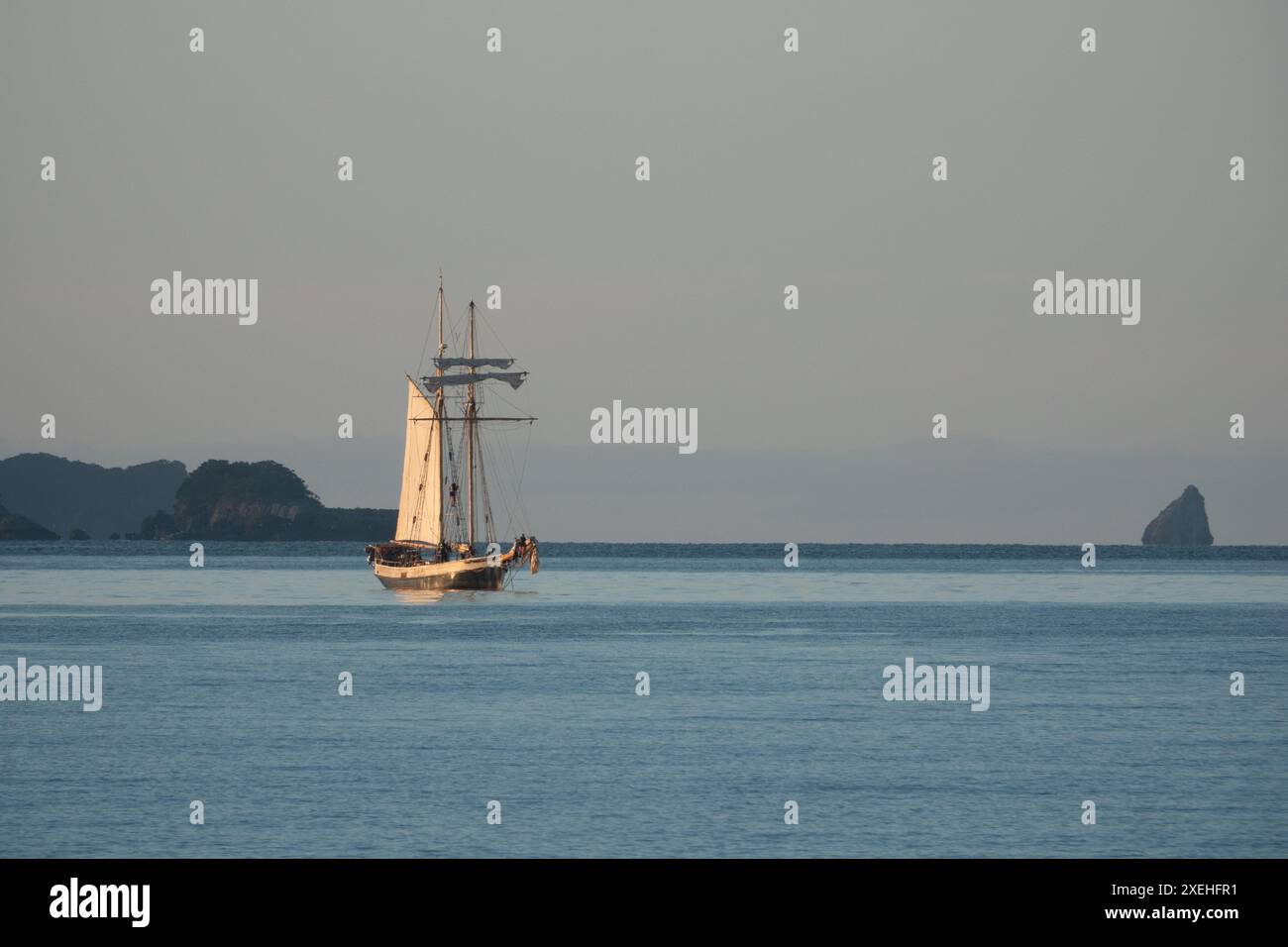 Altes Segelschiff in der Bucht der Inseln während der Matariki-Feiern, Neuseeland Stockfoto