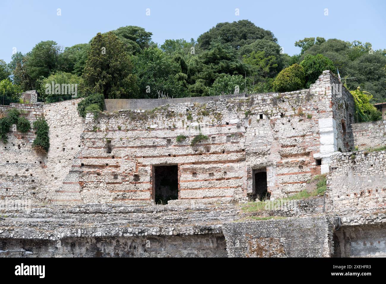 Teatro romano (römisches Theater) aus dem 1. Jahrhundert, UNESCO-Weltkulturerbe in Cittadella vecchia quadra (altes Burgviertel) im historischen Zentrum Stockfoto