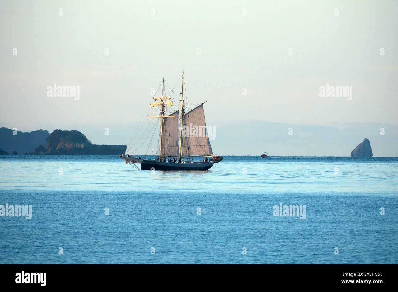 Altes Segelschiff in der Bucht der Inseln während der Matariki-Feiern, Neuseeland Stockfoto