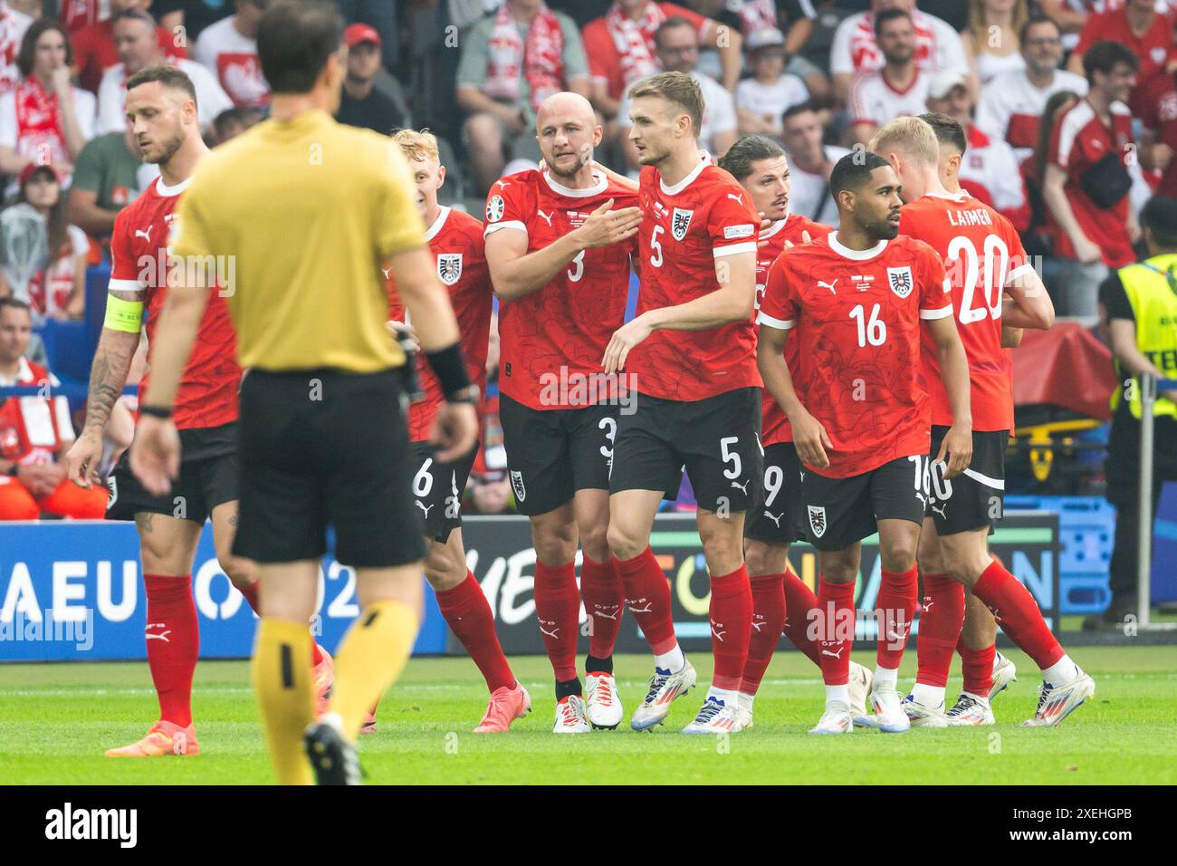 BERLIN, DEUTSCHLAND - 21. JUNI 2024: Euro 2024 Groupe D Spiel Polen gegen Österreich 1:3. Team von Österreich Gernot Trauner (3) Stefan Posch (5) Phillipp Mwene ( Stockfoto