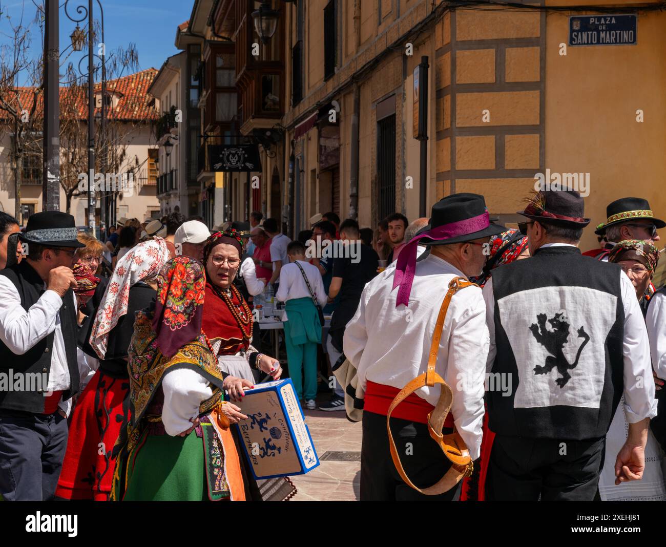 Spanische Männer und Frauen in traditionellen Kleidern von Kastilien und Leon während eines stadtfestes in Leon Stockfoto