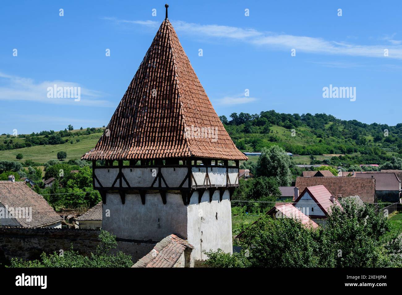 Alter Steinturm an der befestigten Kirche der Heiligen Peter und Paul (Biserica Sfintii Apostoli Petru și Pavel) im Dorf Cincosr, in der Nähe von Fagaras in Siebenbürgen Stockfoto