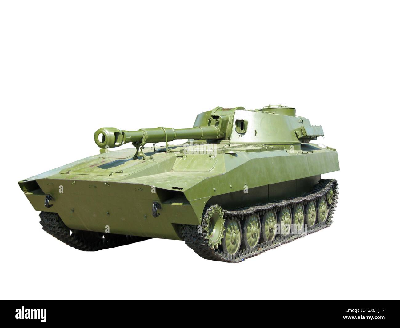 Altes gepanzertes Fahrzeug mit grünem Tank isoliert auf weißem Hintergrund Stockfoto