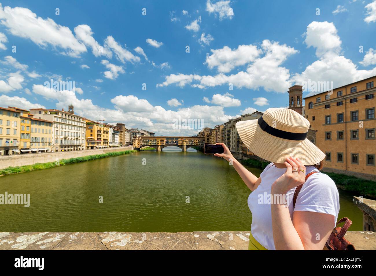 Reisender-Mädchen, das Selfie-Porträt vor ponte vecchio in florenz macht. Italienisches Touristenattraktionskonzept Stockfoto