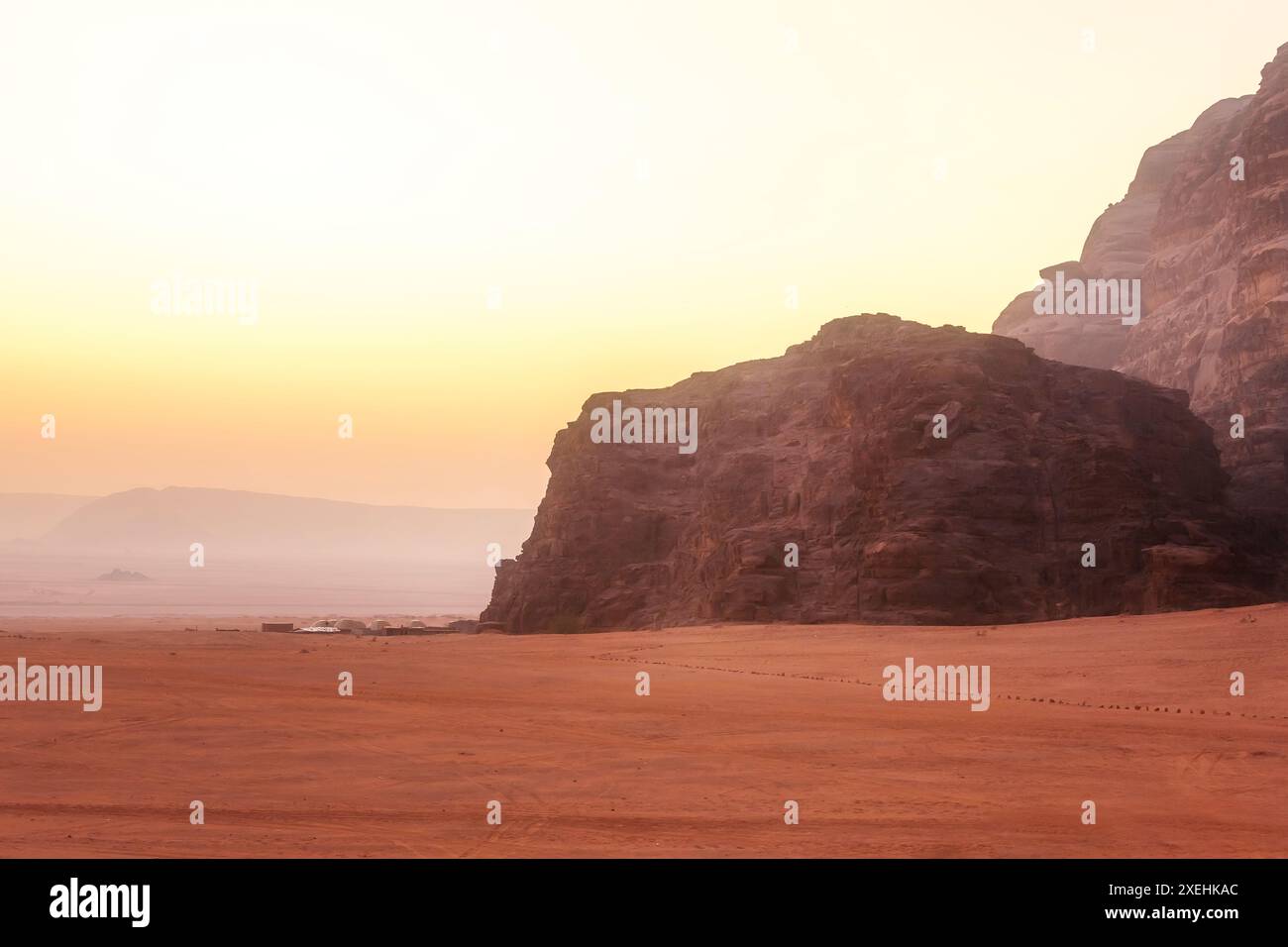Wadi Rum Desert, Jordaniens Berge sind die Morgenröte Stockfoto