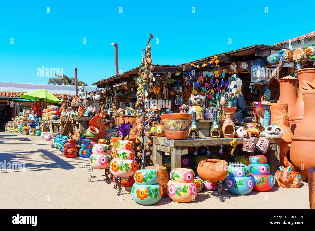 San Diego, Kalifornien - 16. April 2024: Pulsierende Töpferwaren und dekorative Gegenstände werden vor einem Geschäft im Old Town San Diego Historic Park ausgestellt. Stockfoto