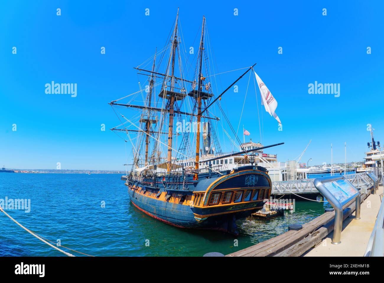 San Diego, Kalifornien - 16. April 2024: Die HMS Surprise Fregatte dockte am Hafen des San Diego Maritime Museum an. Stockfoto