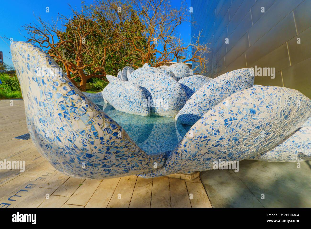 Los Angeles, Kalifornien - 10. April 2024: Weitwinkelblick auf den Royal Delft Porzellanbrunnen im Blue Ribbon Garden hinter dem Walt Disney Conce Stockfoto
