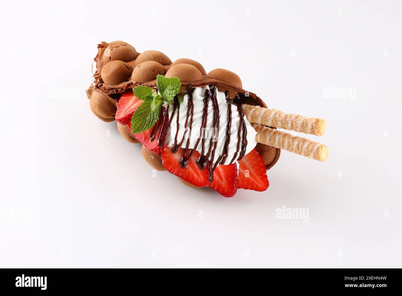 Hong kong oder Bubble Waffel mit Eis, Schokolade, Marshmallows und Erdbeeren auf weißem Hintergrund isoliert Stockfoto