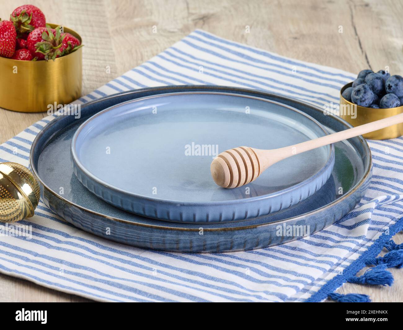 Leere blaue Keramikplatte auf dem Tisch Stockfoto