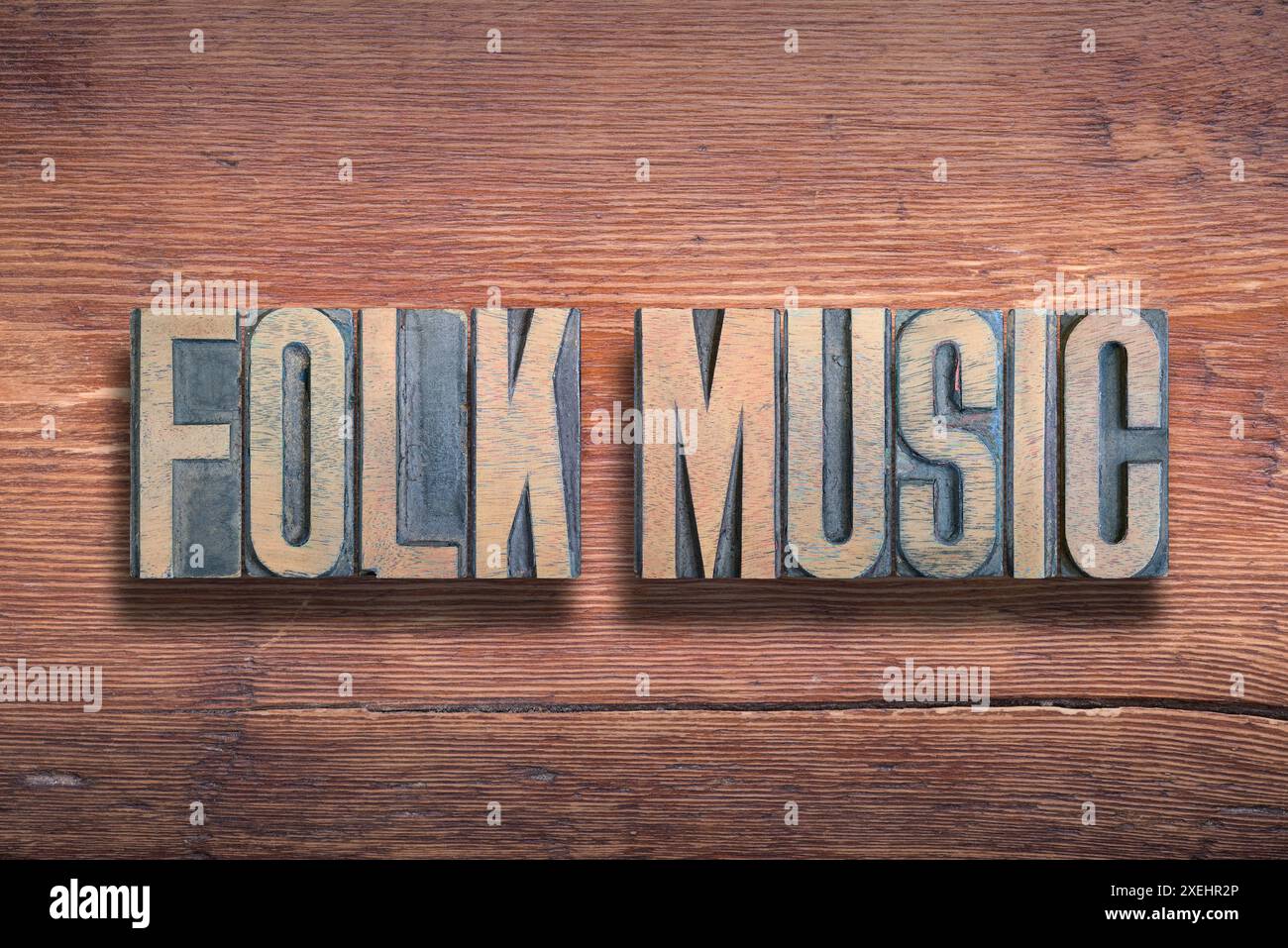 Volksmusik kombiniert auf Vintage lackierter Holzoberfläche Stockfoto