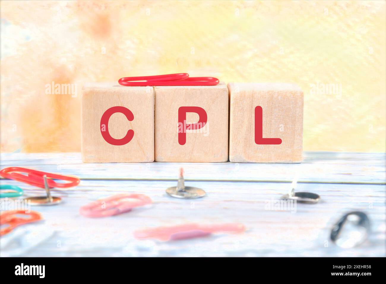 CPL Cost per Lead Word geschrieben es besteht aus Holzwürfeln auf farbigem Hintergrund Stockfoto