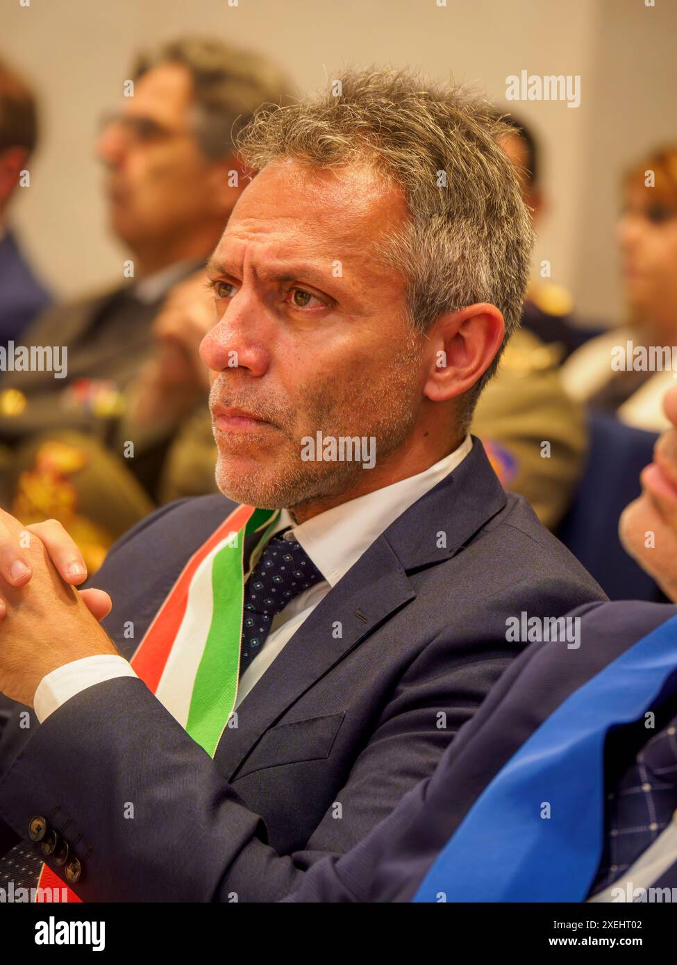 Cremona, Italien - 26. Juni 2024 Guardia di Finanza 250. Jahrestag - Major hört während einer Konferenz aufmerksam zu Stockfoto