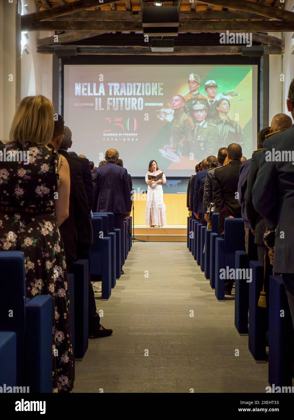 Cremona, Italien - 26. Juni 2024 Guardia di Finanza 250-jähriges Jubiläum - Politiker und andere Beamte, die an einer Konferenz teilnehmen und einem fest lauschen Stockfoto