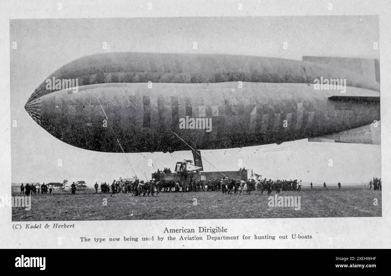 Amerikanisches Dirigible, das von der Luftfahrtabteilung verwendet wird, um U-Boote von der Jagd auf den deutschen Hai zu jagen : die amerikanische Marine im Unterseekrieg von Whitaker, Herman, 1867-1919 veröffentlicht 1918 Publisher New York : the Century Co. Stockfoto