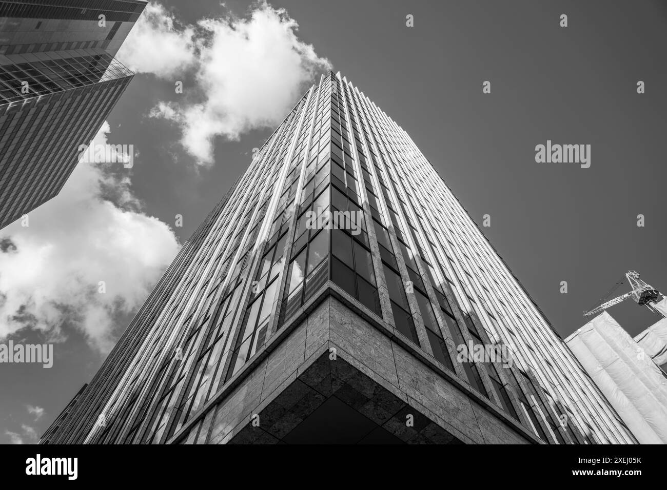 Tokio, Japan. 24. August 2023: Schwarzweißbild des Sumitomo Fudosan Akihabara Ekimae Building. Stockfoto