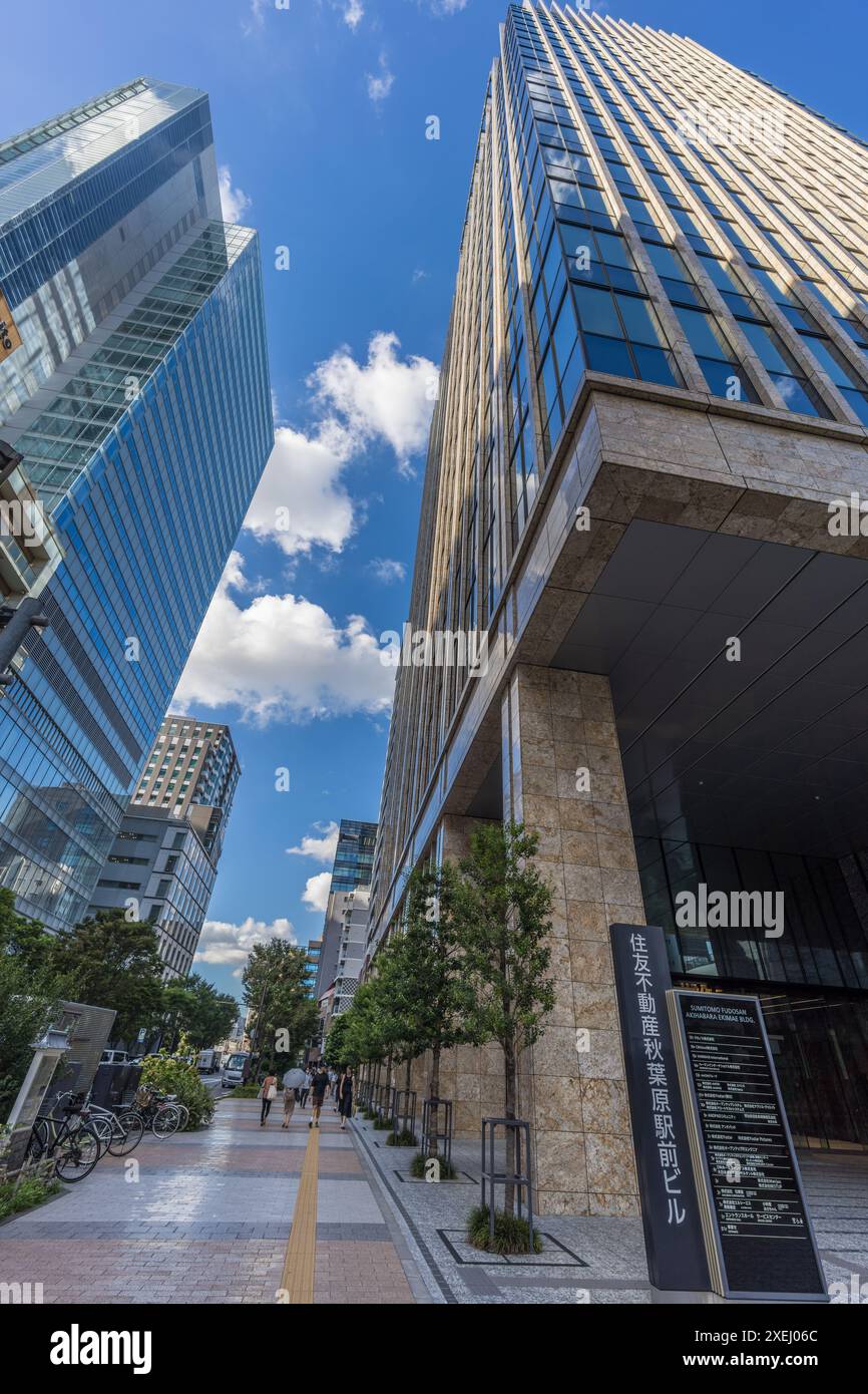 Tokio, Japan. 24. August 2023: Sumitomo Fudosan Akihabara Ekimae Building. Stockfoto