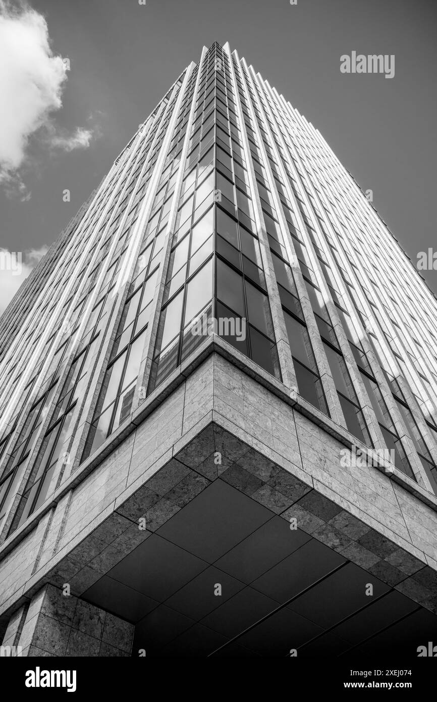 Tokio, Japan. 24. August 2023: Schwarzweißbild des Sumitomo Fudosan Akihabara Ekimae Building. Stockfoto