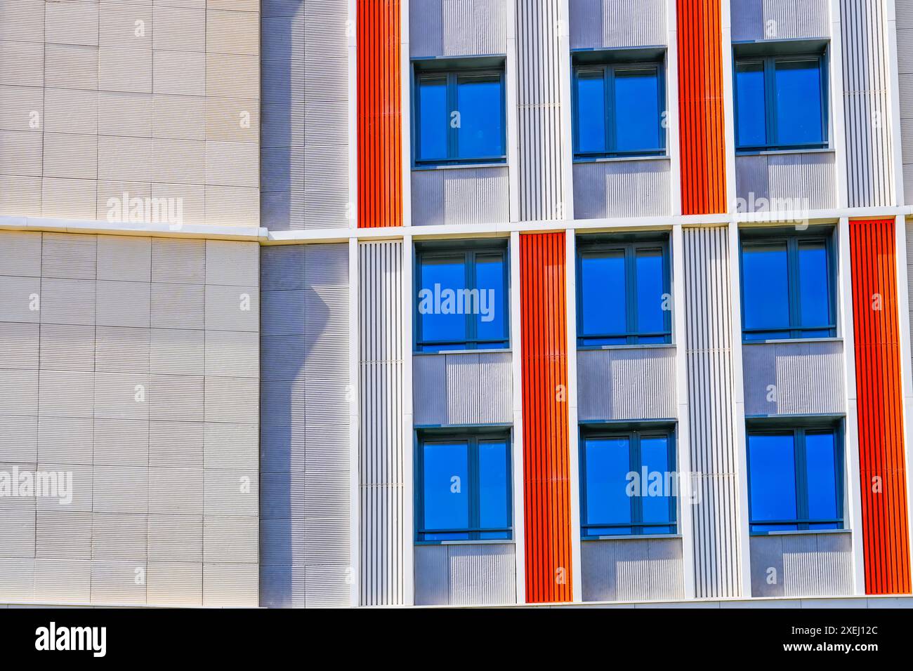 fenster in einem mehrstöckigen Wohnhaus von außen. Stockfoto