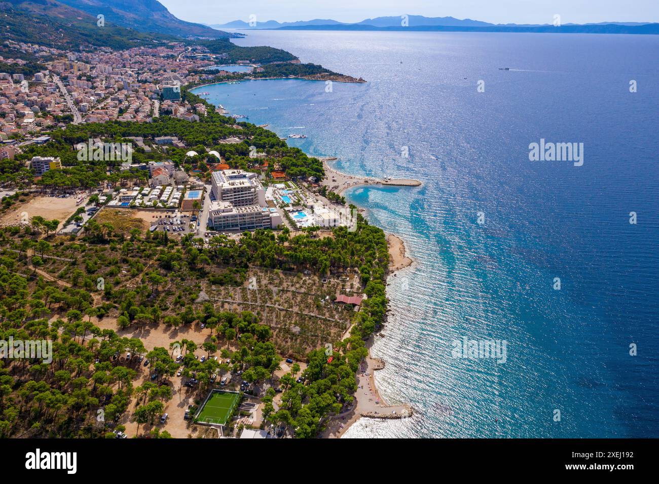 Luftaufnahmen. Wunderschöne Küste aus der Vogelperspektive in der Nähe der Stadt Makarska, Dalmatien, Kroatien. Makarska Riviera, berühmter und touristischer Ort Stockfoto