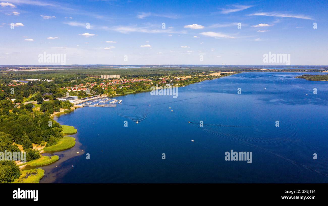 Aufnahmen der Drohne von einem großen, wunderschönen Blick auf Senftenberg, eine Touristenstadt, sonniger Tag. Schönheit der deutschen Natur aus der Luft Stockfoto