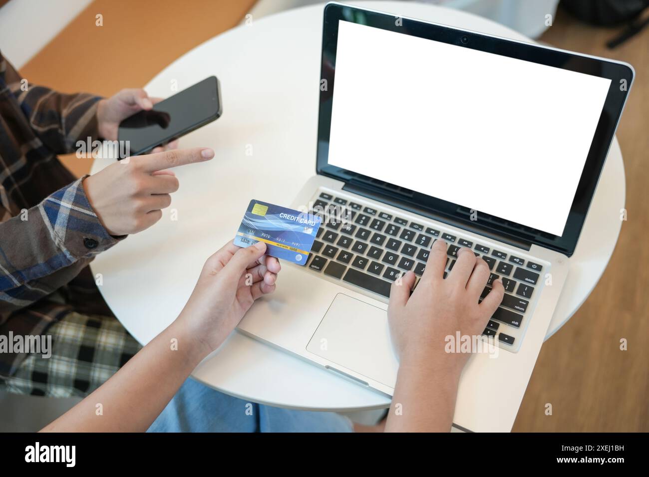 Frau shoppingÂ auf Laptop mit Kreditkarte für Internet Online-E-Commerce-Einkaufen Geld ausgeben Online-Einkaufen Handy-Telefon Stockfoto