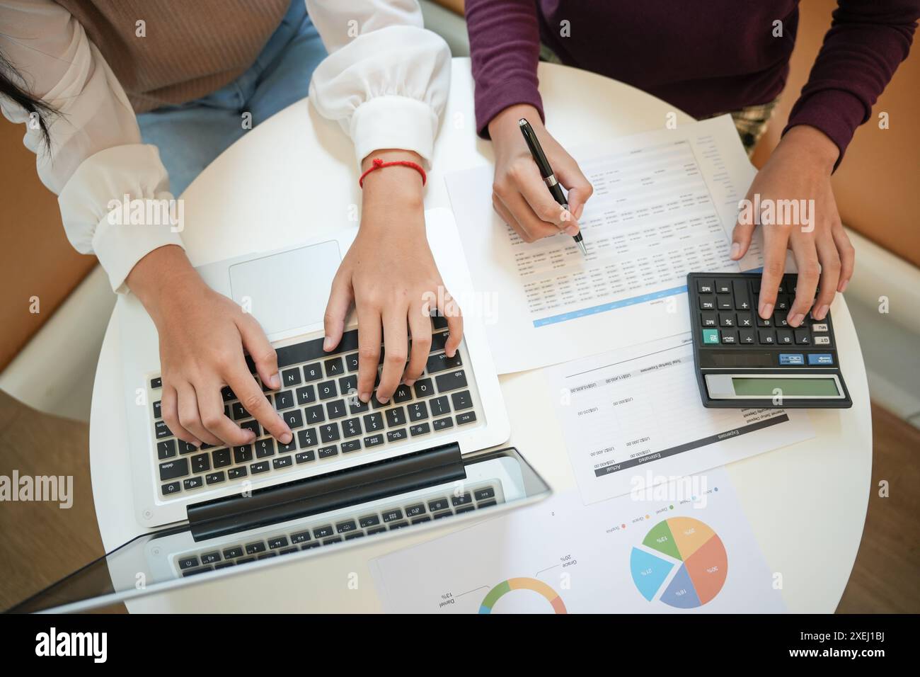 Business People Brainstorming Meeting Ideen zum Teilen entwickeln professioneller Investor Start-up Projekt Business Brainstorming p Stockfoto