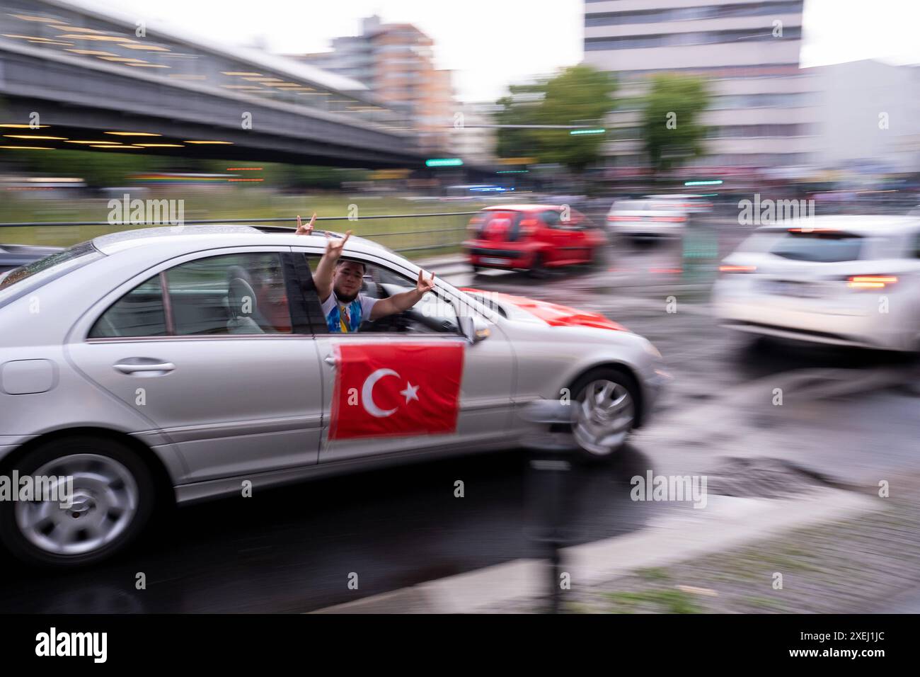 Türkische Fußballfans feiern in Berlin-Kreuzberg anlässlich des Fußballspiels Türkei gegen Georgien während der UEFA EURO 2024. / Türkische Fußballfans feiern in Berlin-Kreuzberg anlässlich des Fußballspiels zwischen der Türkei und Georgien während der UEFA EURO 2024. Schnappschuss-Fotografie/K.M.Krause *** Türkische Fußballfans feiern in Berlin Kreuzberg anlässlich des Fußballspiels zwischen der Türkei und Georgien während der UEFA EURO 2024 in Berlin Kreuzberg anlässlich des Fußballspiels zwischen der Türkei und Georgien während der UEFA EURO 2024 Schnappschuss-Fotografie K M Kra Stockfoto