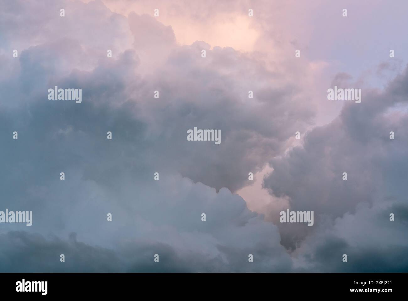 Wunderschöner Sonnenuntergangshimmel. Wolken bei Sonnenuntergang. Große rosa Wolken, Panoramablick Stockfoto