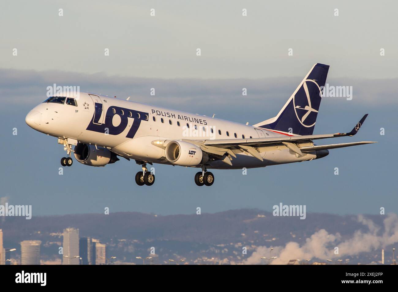 Wien, Schwechat - 07. Januar 2023: Eine Embraer 170 der polnischen Fluggesellschaft LOT Polish Airlines landet in Wien aus Warschau Stockfoto