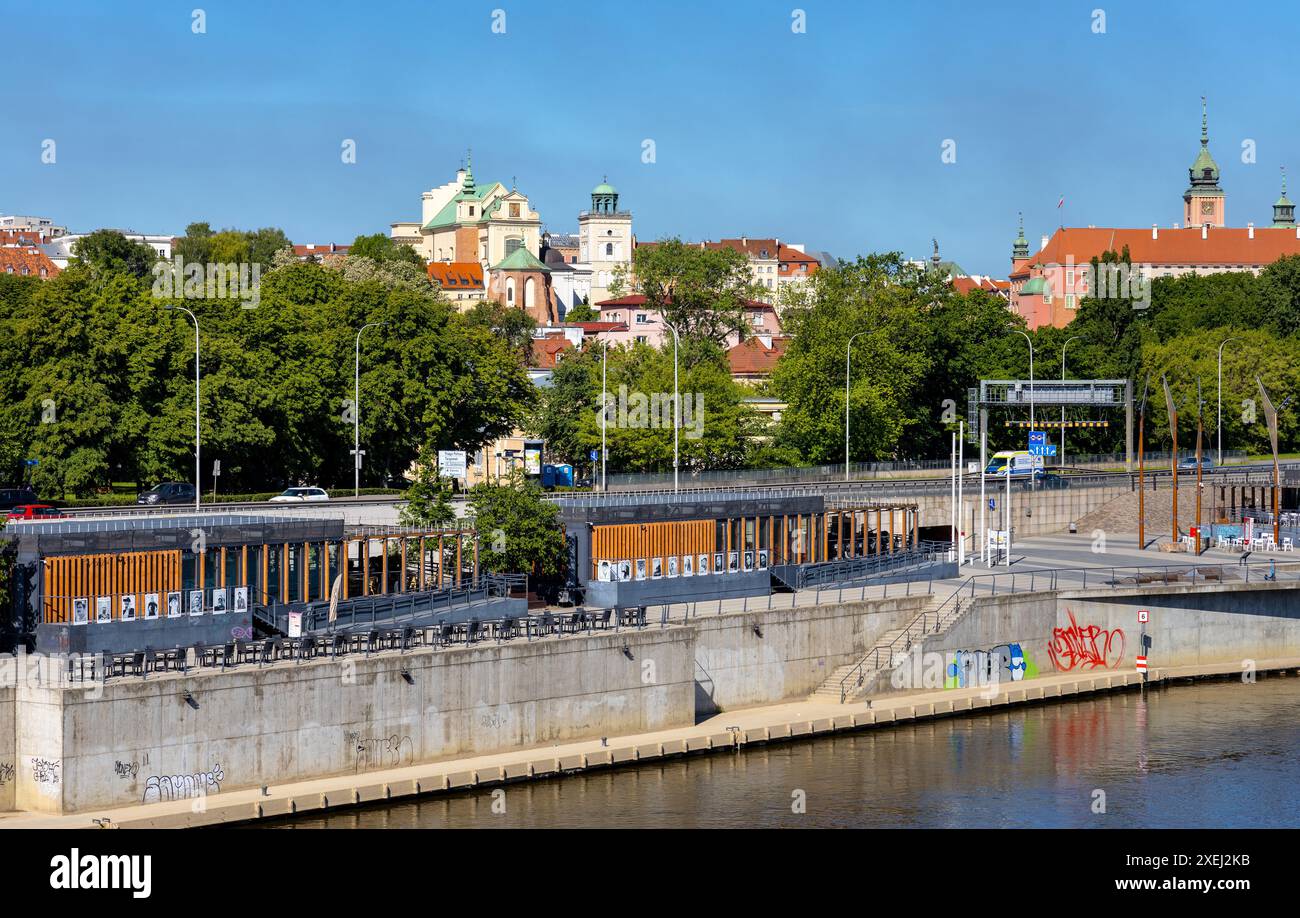 Warschau, Polen - 12. Mai 2024: Altstadt Stare Miasto und Mariensztat Viertel Panoramablick mit Wybrzeze Kosciuszkowskie Boulevard an der Weichsel Stockfoto
