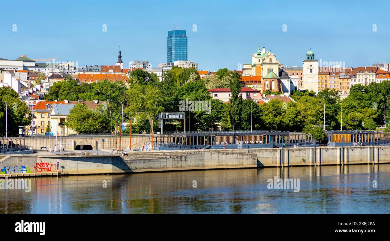 Warschau, Polen - 12. Mai 2024: Altstadt Stare Miasto und Mariensztat Viertel Panoramablick mit Wybrzeze Kosciuszkowskie Boulevard an der Weichsel Stockfoto