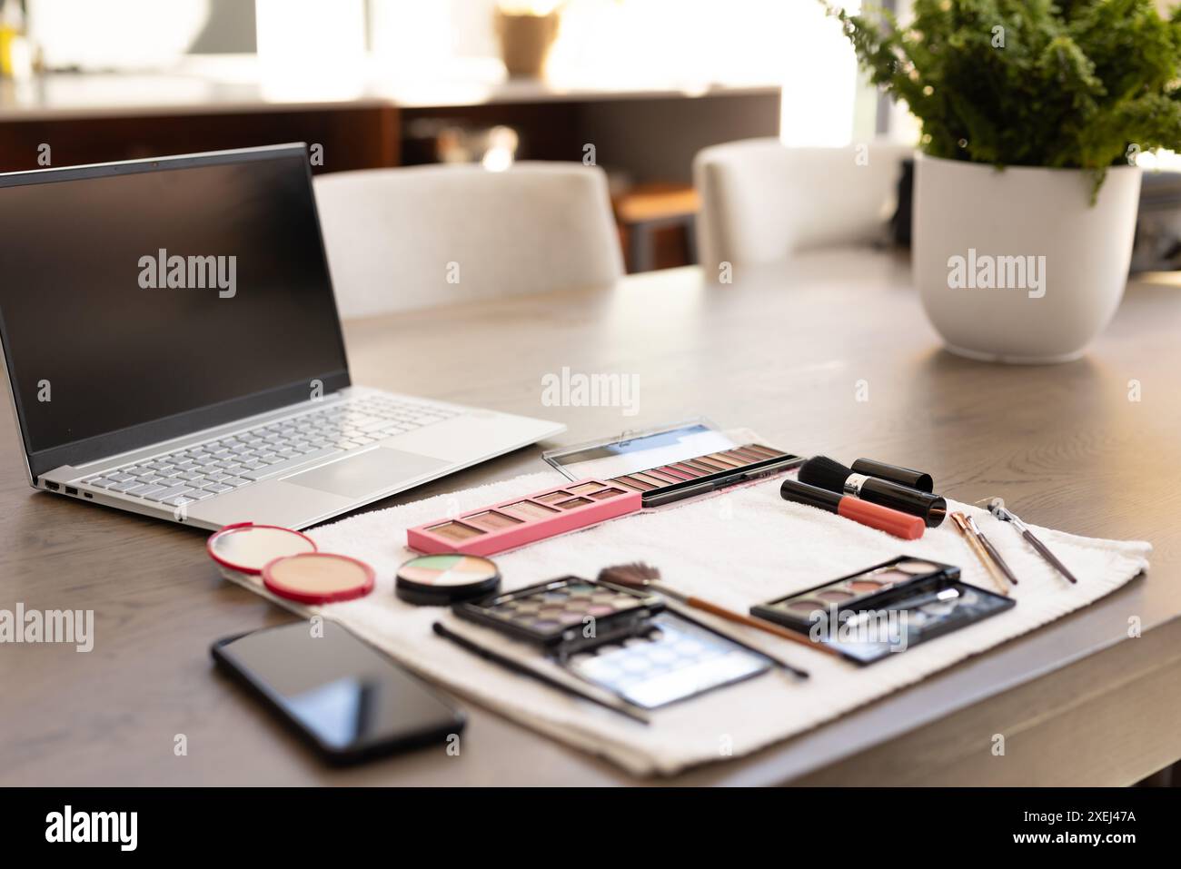 Make-up-Werkzeuge und Laptop auf dem Tisch, Vorbereitung auf Online-Schönheitsunterricht zu Hause Stockfoto