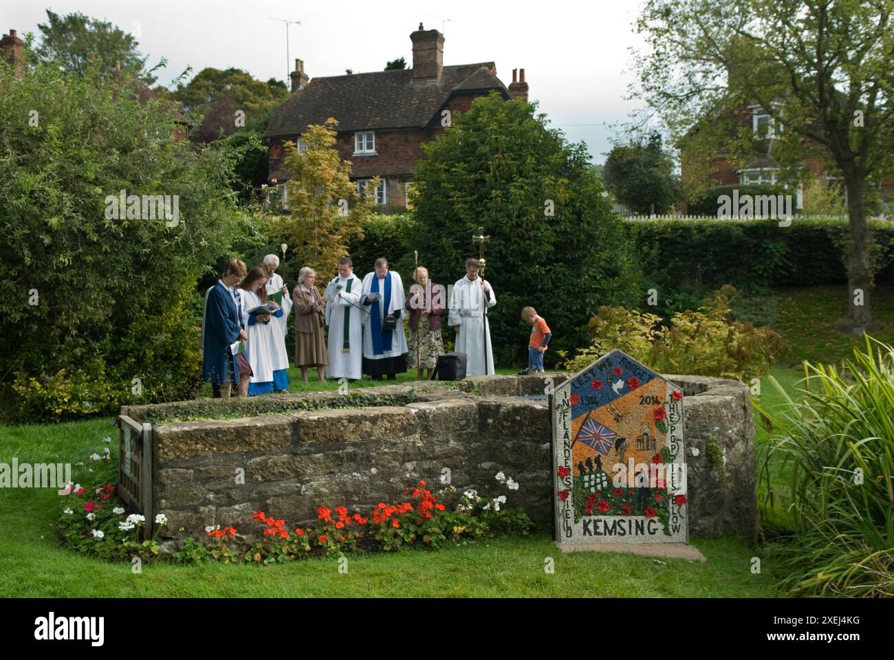 Gut Dressing Kent. Die St. Mary’s Church Kemsing war der Geburtsort der heiligen Edith von Wilton, einer unehelichen Tochter des sächsischen Königs Edgar I. die Wallfahrt zum Brunnen in der Dorfmitte, der jedes Jahr mit einem einzigen Brunnen gekleidet ist, wird in einem kurzen Zeitraum enthüllt Service. Der Brunnen ist ihrer heiligen Gegenwart gewidmet; das Brunnenwasser hat heilende Eigenschaften. Kemsing, Kent, England 13. September 2014. HOMER SYKES AUS DEN 2010ER JAHREN Stockfoto