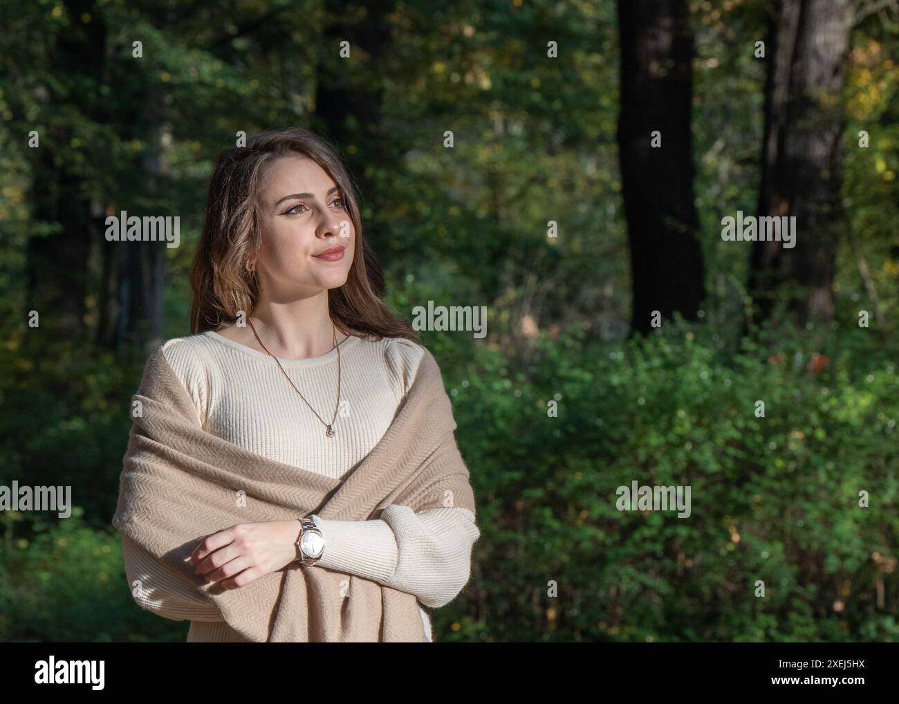 Porträt eines schönen, dunkelhaarigen Mädchens von 20 Jahren, Nahaufnahme. Das Mädchen sah nachdenklich nach unten. Feminine Schönheit Stockfoto