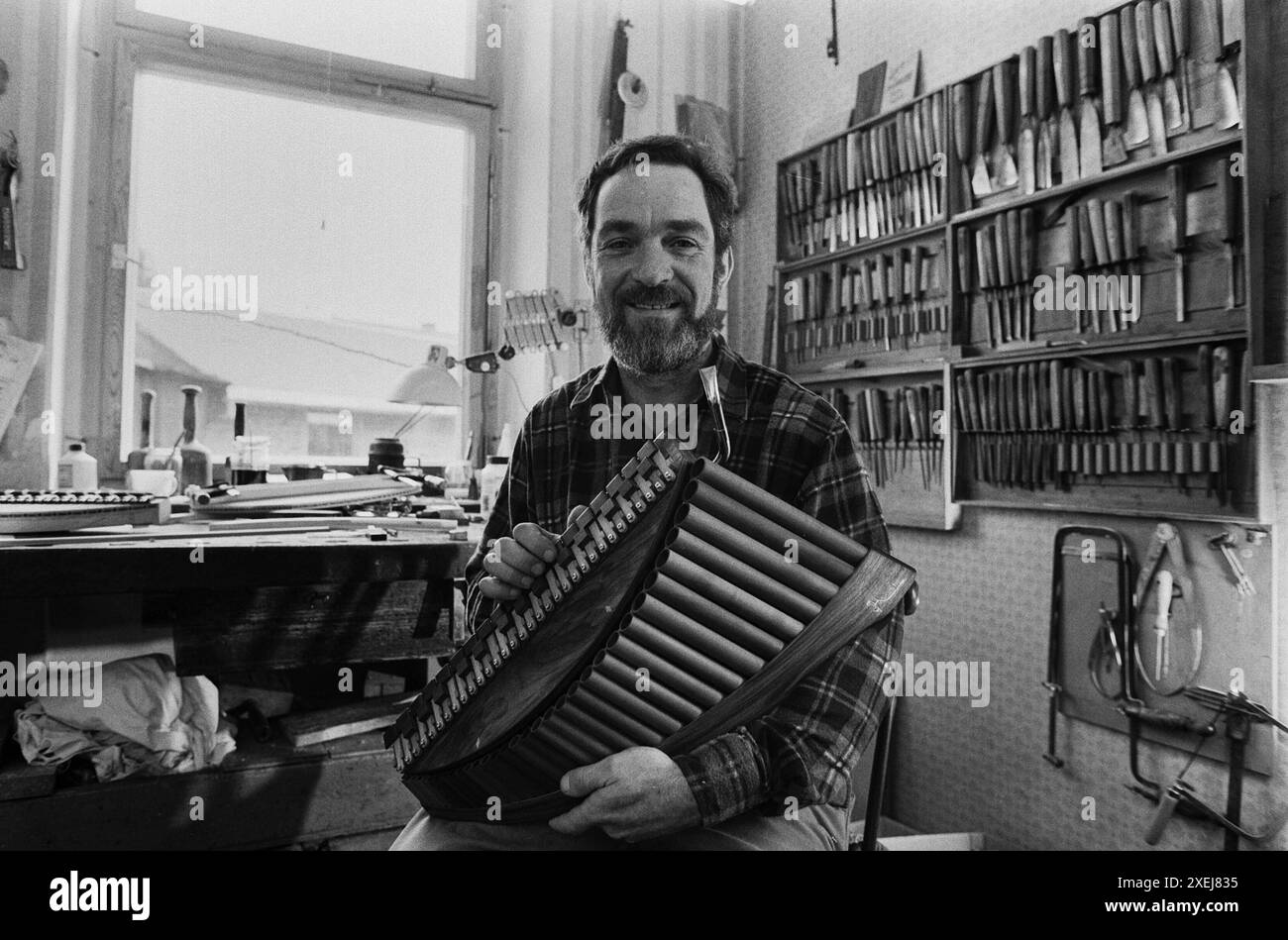 Tastenflöte 01.03.1994,Markneukirchen/ Vogtland, Musikinstrumentenbau, Jochen Heinzmann baut und entwickelt ein neues Instrument. Die Heipan-Flöte ist eine Panflöte mit Tasten. Sie wurden auf der internationalen Instrumentenmesse in Frankfurt das erste Mal gezeigt. Entwicklungs- und Bauzeit etwa 2 Jahre. *** Keyed Flöte 01 03 1994,Markneukirchen Vogtland, Musikinstrumentenbau, Jochen Heinzmann baut und entwickelt ein neues Instrument die Heipan Flöte ist eine Panflöte mit Tasten Sie wurde erstmals auf der internationalen Instrumentenmesse in Frankfurt gezeigt Entwicklungs- und Bauzeit ca. 2 Stockfoto