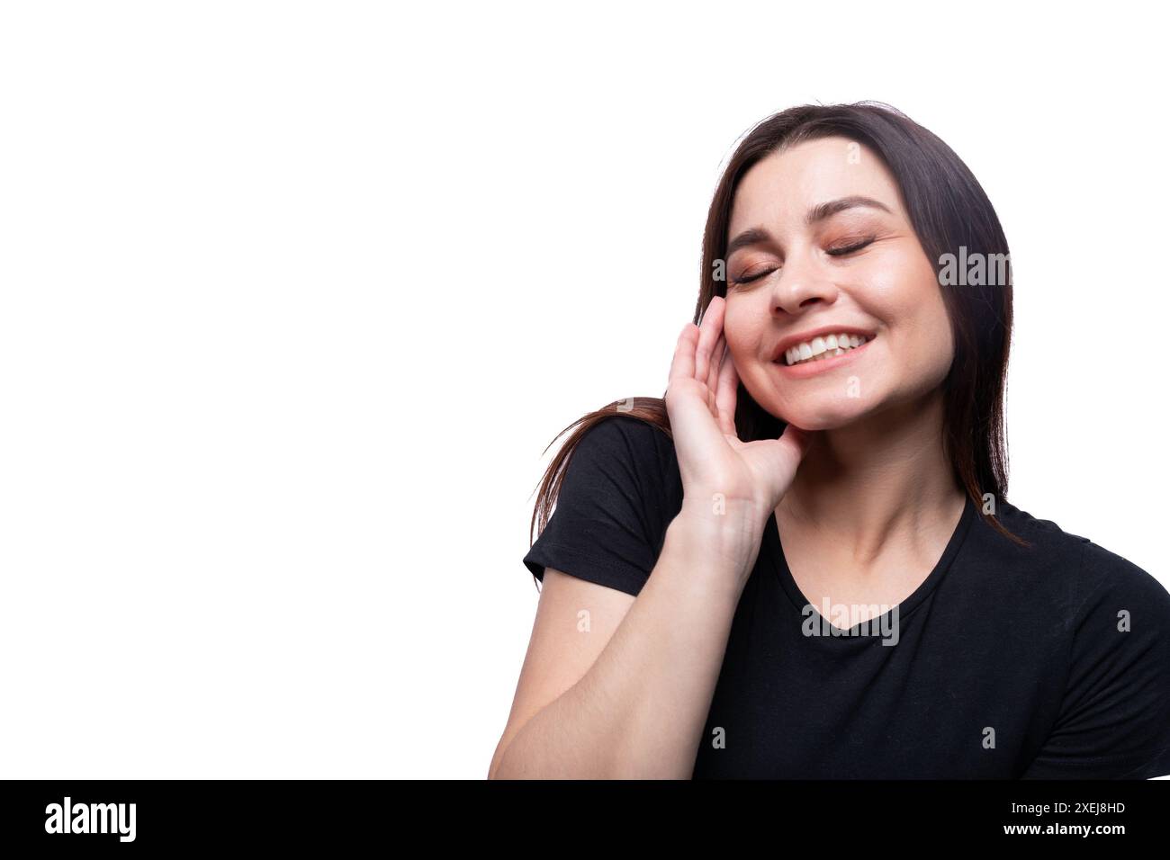 Junge bescheidene Frau, die ein schwarzes T-Shirt auf einem Hintergrund mit Kopierraum trägt Stockfoto