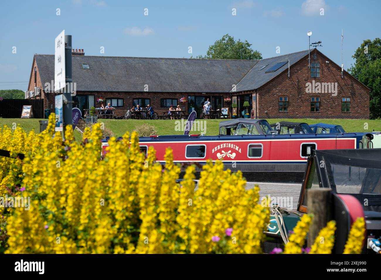 Schmalboote vertäuten in Aqueduct Marina am Middlewich-Zweig des Shropshire Union Canal in Cheshire. Stockfoto