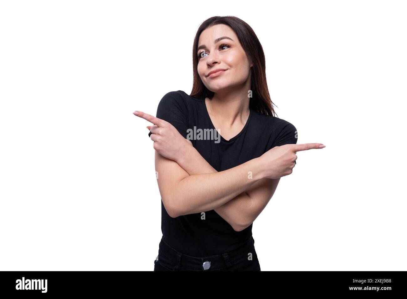 Attraktive junge Frau in einem schwarzen T-Shirt zweifelt auf weißem Hintergrund mit Kopierraum Stockfoto