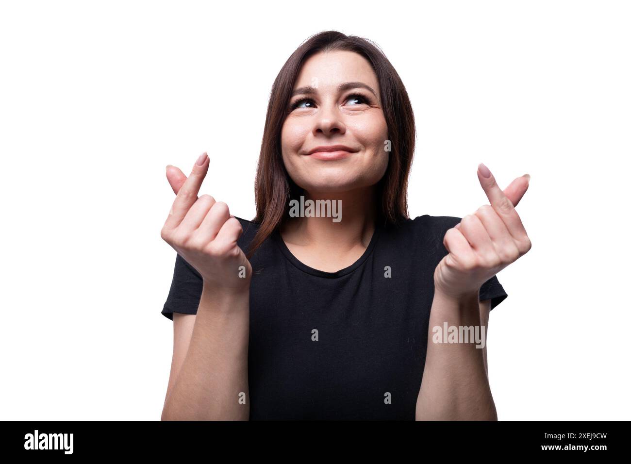 Glückliche junge, verliebte Brünette, die ein schwarzes T-Shirt trägt Stockfoto