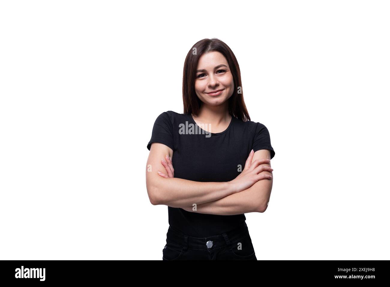 Die junge, hübsche europäische Frau in einem schwarzen T-Shirt faltete ihre Hände vor ihr Stockfoto