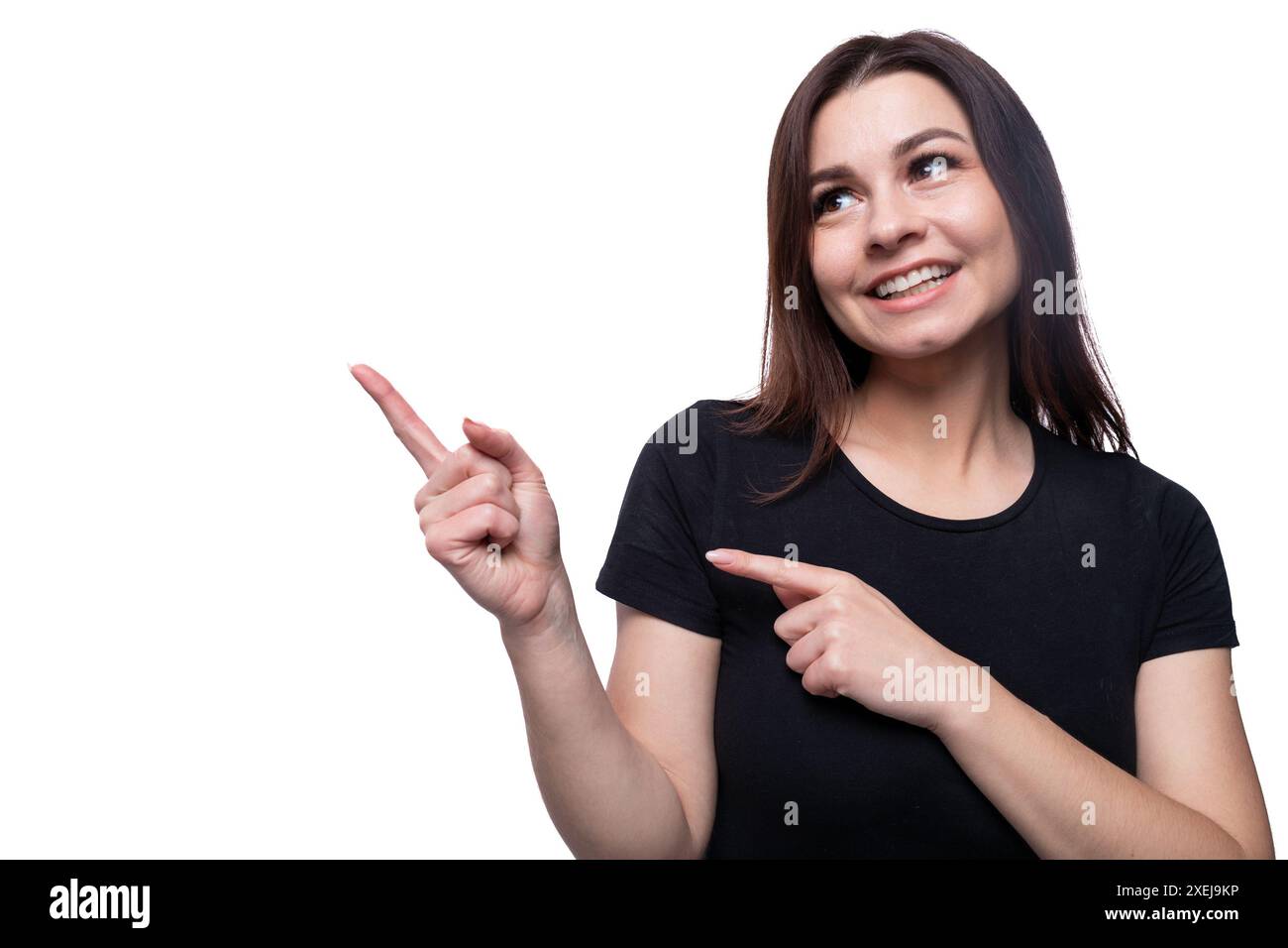 Hübsche junge Frau in einem schwarzen T-Shirt auf weißem, sauberem Hintergrund Stockfoto